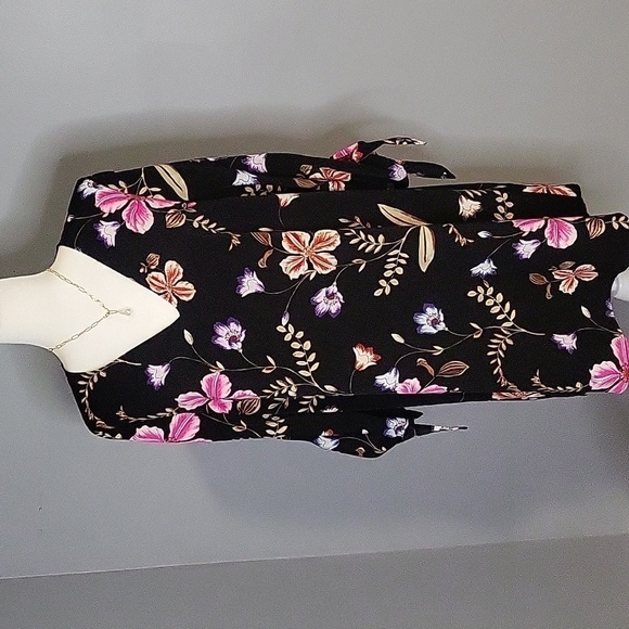 Express Black Floral V-Neck 3/4 Sleeve Shift Mini Dress with Tie Detail - Size M - Picture 2 of 10